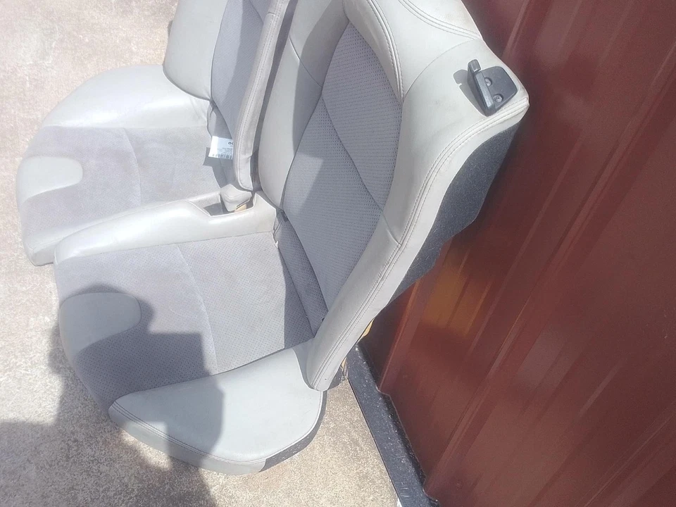 2004-2008 MAZDA RX8 ASSENTO TRASEIRO DIREITO E ESQUERDO CONJUNTO DE COURO E PANO CREME FABRICANTE DE EQUIPAMENTO ORIGINAL - Imagem 4 de 4