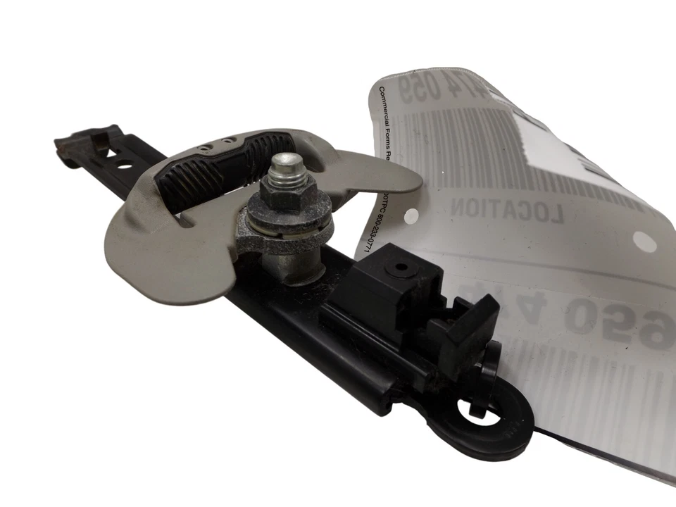 2004-2009 Toyota Prius Front Seat Belt Height Adjuster Used OEM 73200AA020 — 第 2/4 张图片