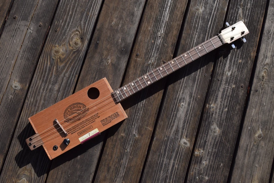 Guitarra caja cigarros, guitarra de 3 cuerdas, hecha a mano cbg, cbgworkshop Foto 2 de 4