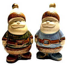 Set of 2 Vtg BOHO Pottery Stoneware Christmas Santa Figuines Green Blue Brown 5"