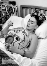 FOTO 5X7 - PINTORA MEXICANA FRIDA KAHLO PINTANDO SU CORSÉ DE YESO (BB-527)