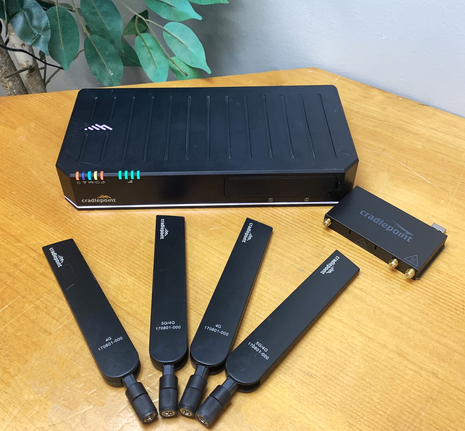 Cradlepoint E300 E300C18B Series 5G Enterprise Router eBay