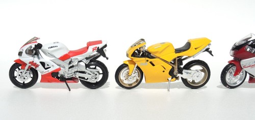 set of 4 Beautiful Maisto diecast scale model racing motorcycles 1/18 - Picture 4 of 16