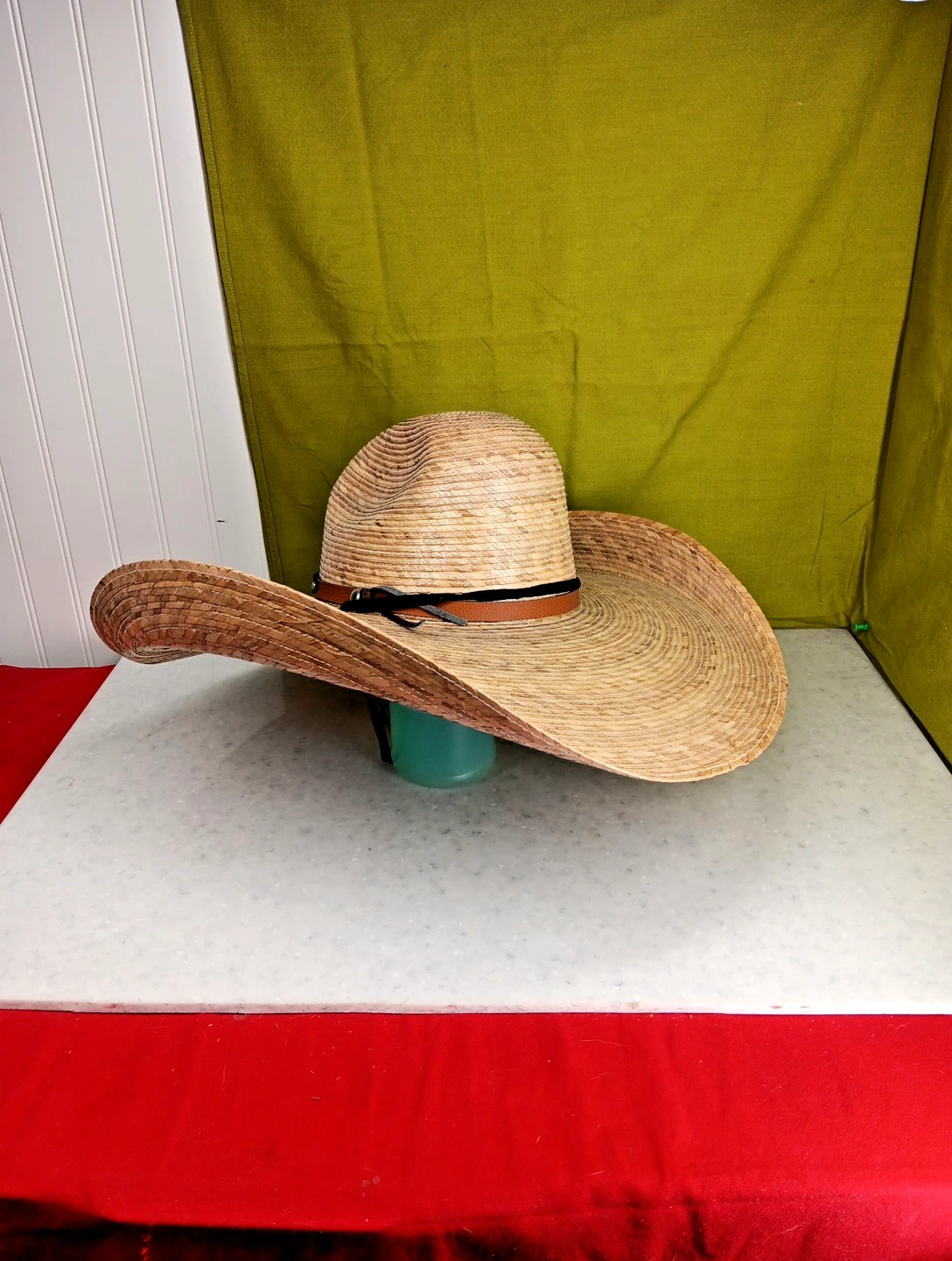 Mexican Sun Hat 20" brim. 7.75 head size Straw Nicely shaped. Natural color. L/N
Opens in a new wind