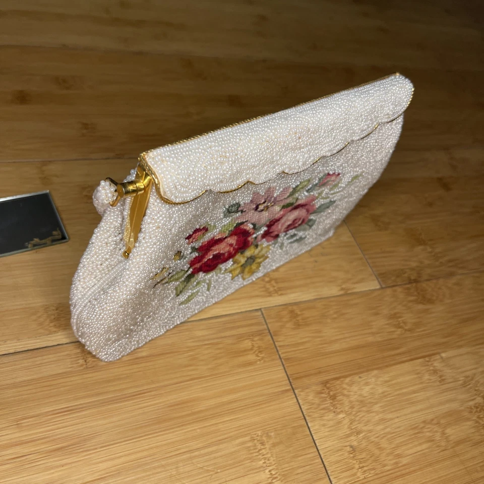 复古 20 世纪 60 年代玻璃珠针绣花卉缎面白色手工钱包香港二手状况完好 — 第 4/4 张图片