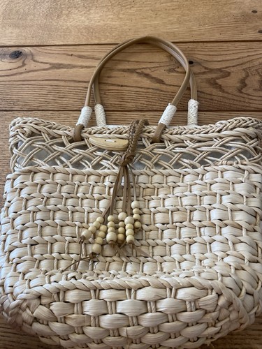 100% Straw Handbag With Handles And Bead And Wood Closure Fabric Lined Good Used - Picture 2 of 7