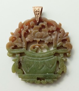 Beautiful Antique Vintage Chinese Carved Soapstone and 14k Yellow Gold Pendant