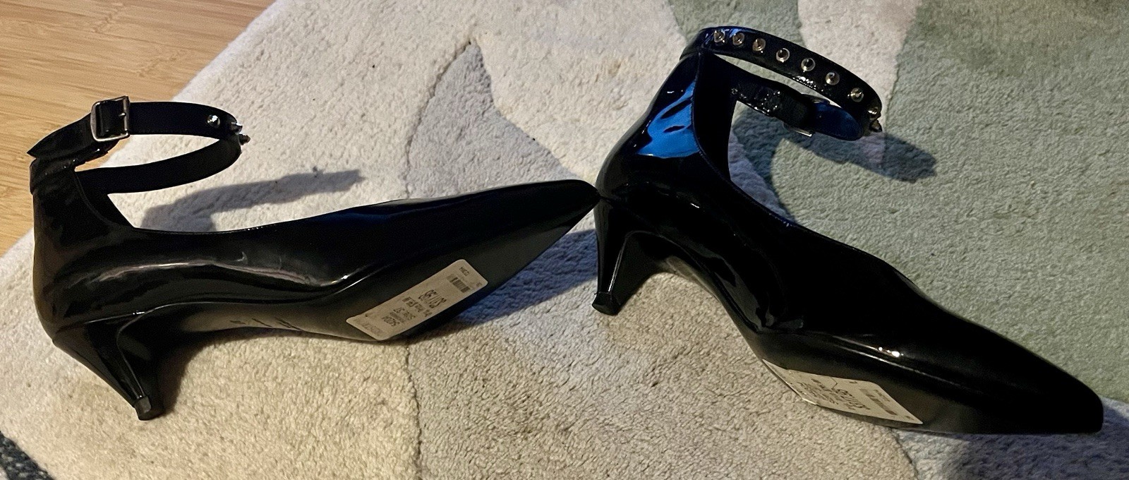 Scarpe decolte alla caviglia Saint Laurent nere in vernice a punta con borchie. Taglia 7 37