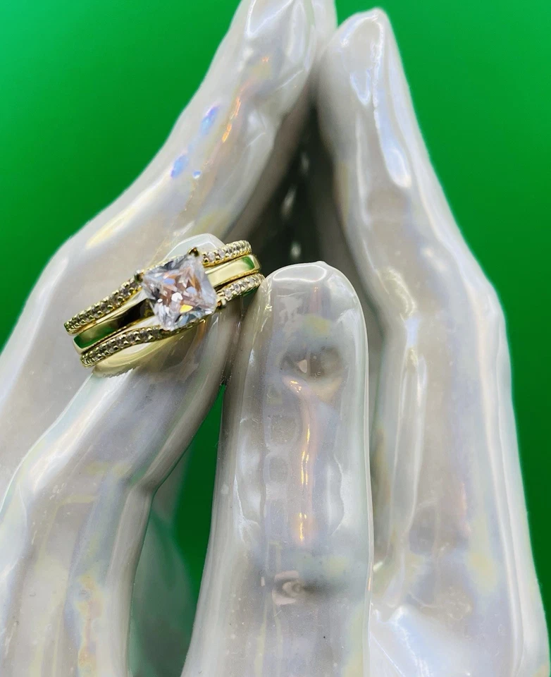 Juego de anillos solitario de plata esterlina chapado en oro amarillo corte princesa circonita cúbica 6x6 talla 8 Foto 2 de 4