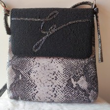 Borsa Gattinoni pitonata, con decorazione in perline sulla patta.