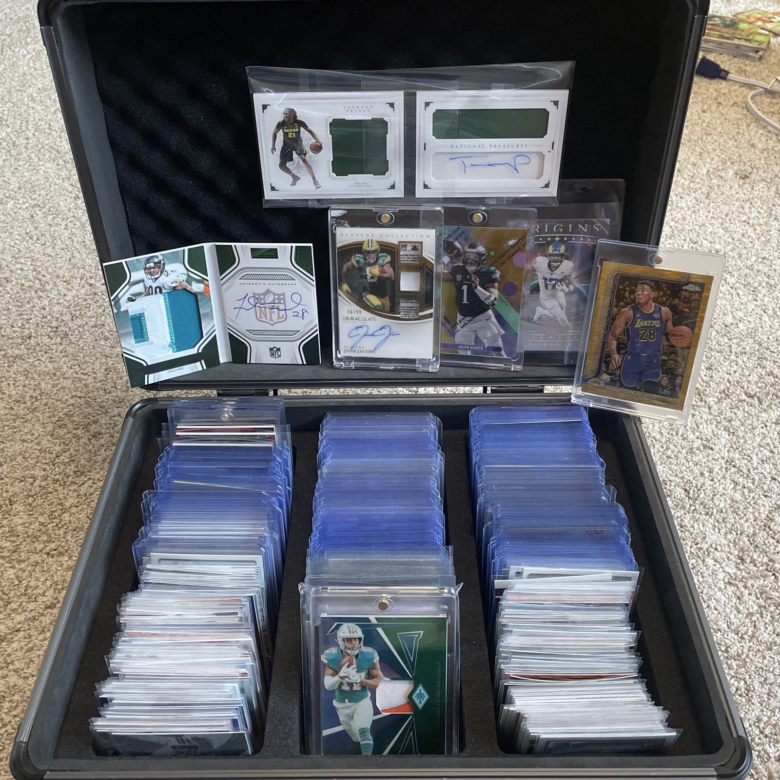 LOT OF 500 SPORTS CARDS! NUMBERED, BOOKLET, PATCH, AUTOS CRAZY DEAL! CRAZY CARDS