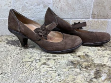 Women’s Sofft pumps in brown suede with straps and flowers size 7M