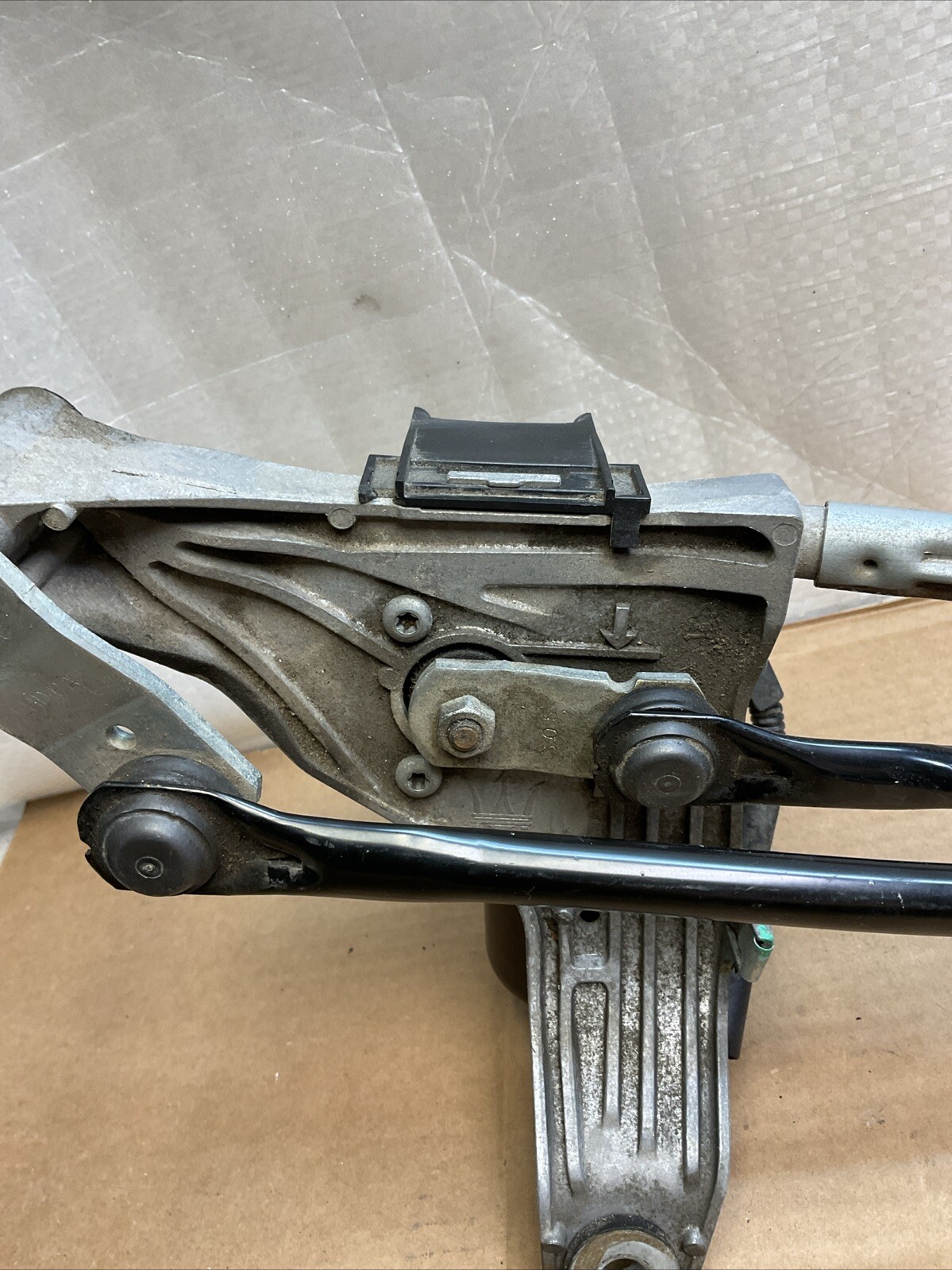 2014 - 2020 MASERATI QUATTROPORTE FRONT WINDSHIELD WIPER MOTOR LINKAGE OEM 19K