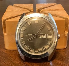 Vintage 1974 Timex Chrome Cushion Case Day Date Mens Mechanical Watch 26950-0277