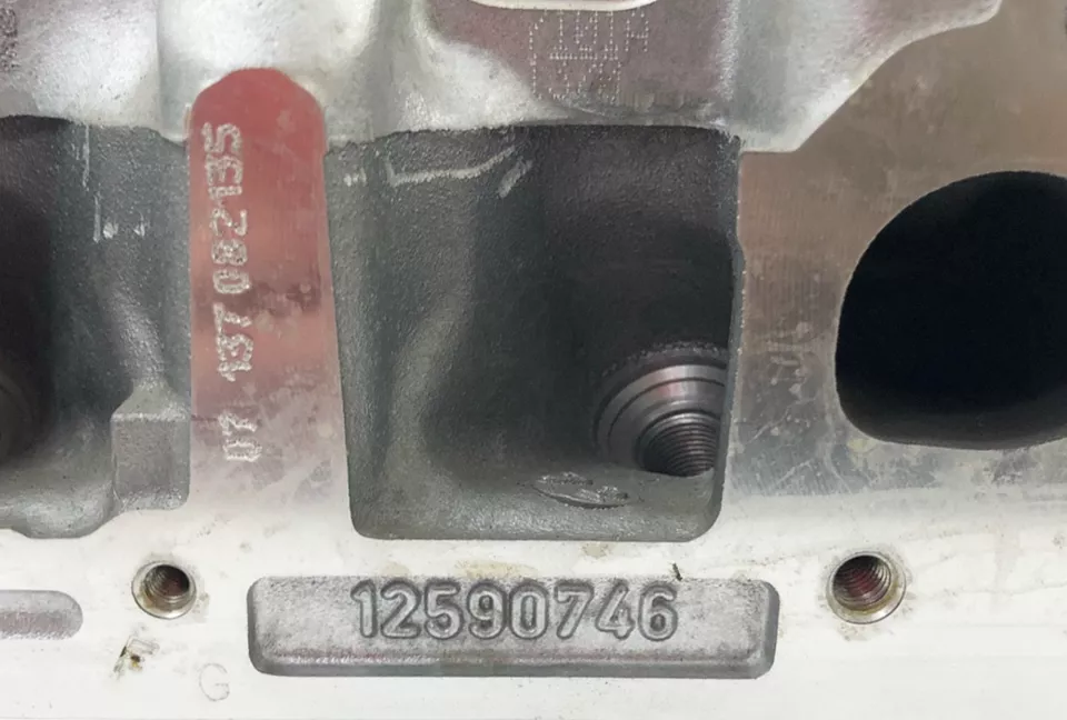 全新 BARE 正品通用气缸盖 3.5L 3.9L #12590746 前后 — 第 4/4 张图片