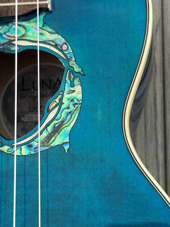 Luna Dolphin Ukulele Blue with electronics and gig bag - Image 4 of 4
