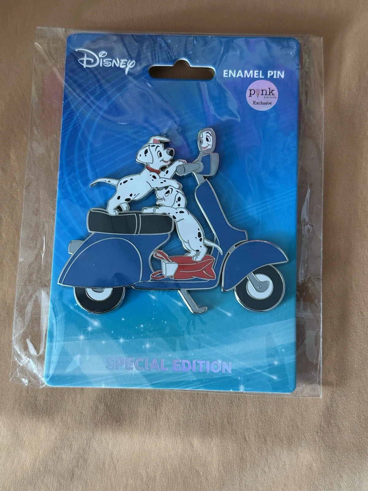 Disney-Puppies on Vespa Motorbike Seeing Spots-101 Dalmatians-LE 300 Pin