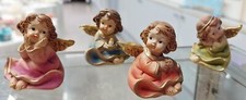statuina mini angioletto seduto - colori assortiti/ali oro in resina - h. cm.3,5