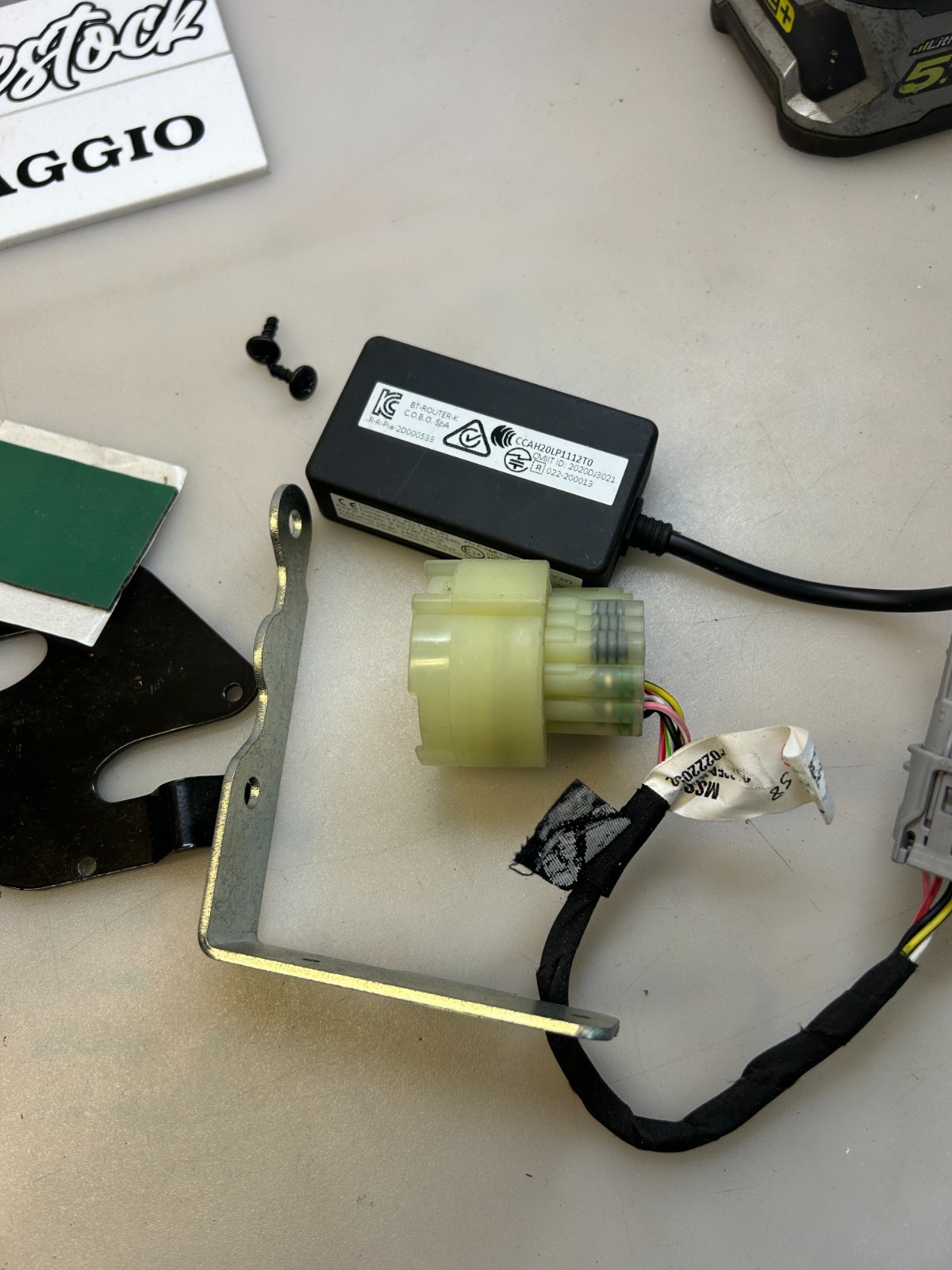 Boîtier 2D000305 Piaggio Vespa pour connecter votre smartphone au guidon