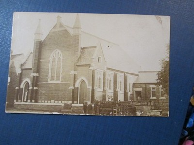 AK von Kirche oder Schule, unbekannter Ort (unbesendet, Datum, Ort)