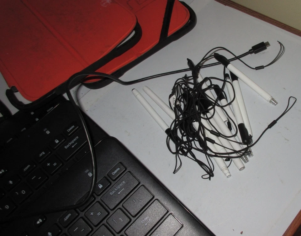 Belkin Wired Keyboard with 5-pin Micro B2B127-BLK for Galaxy Tab + Covers Stylus - Image 3 of 4