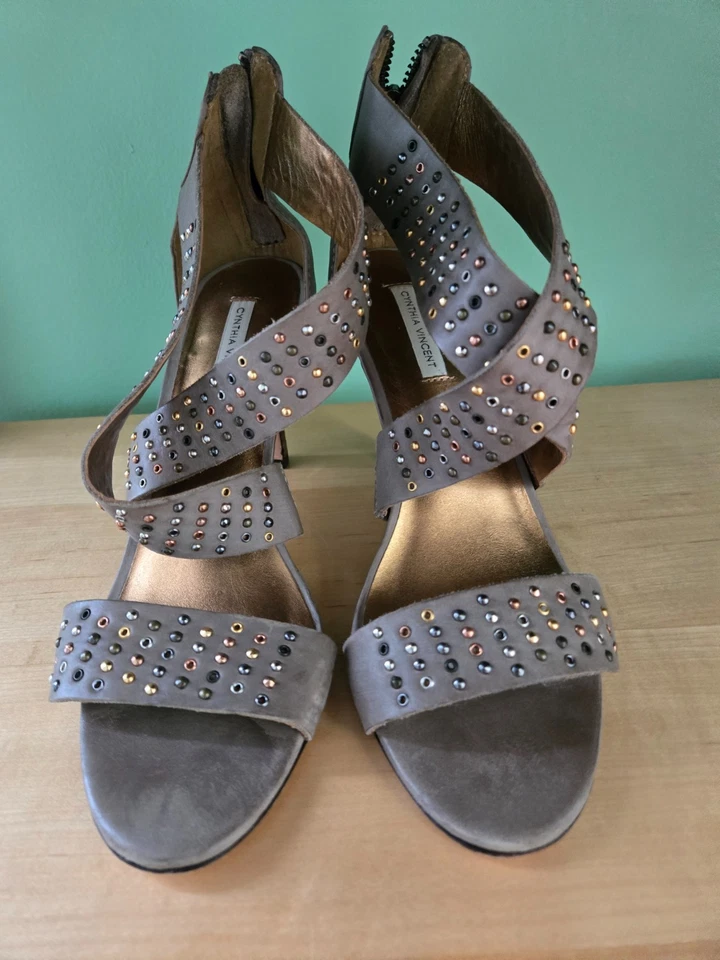Tacones STUDDED Cynthia Vincent "Reid" Gamuza Gris Oliva Marrón Talla 8.5 Foto 2 de 4