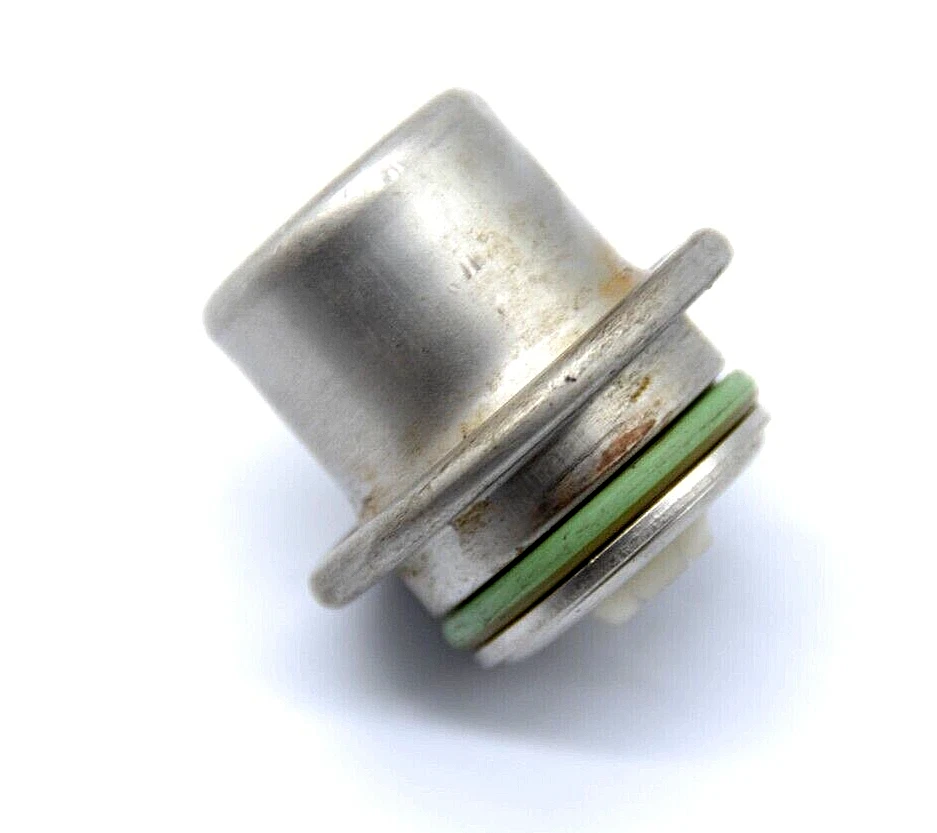 FUEL PRESSURE REGULATOR FPR FOR MERCEDES BENS C E CLASS W203 W208 