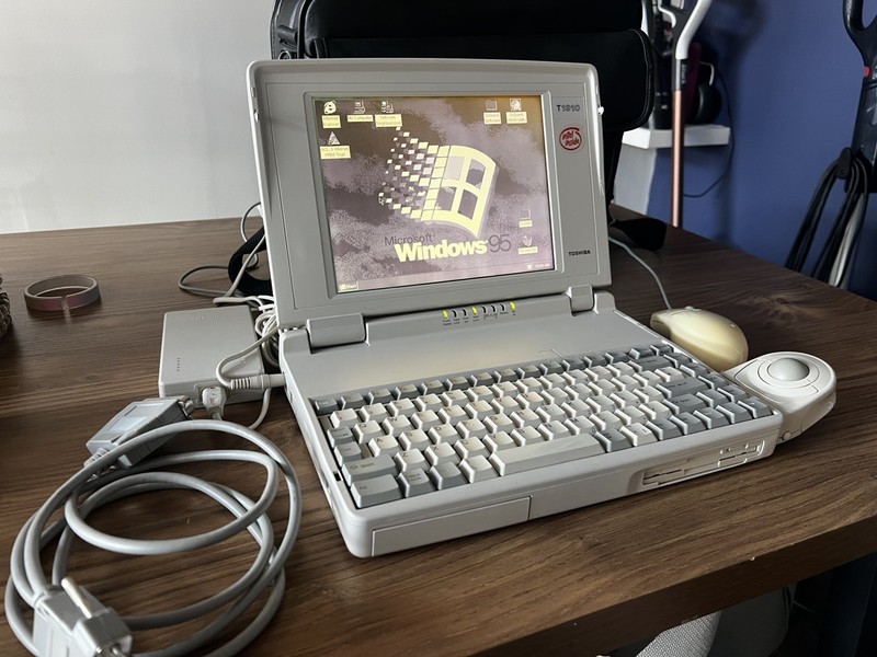 TOSHIBA T1910 Vintage Laptop with Original Mouse + Power Adaptor & carry bag