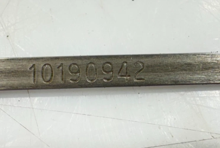 1996-1999 CHEVY SILVERADO/SIERRA/TAHOE/YUKON VARETA DE ÓLEO P/N 10190942 FABRICANTE DE EQUIPAMENTO ORIGINAL USADO - Imagem 3 de 4