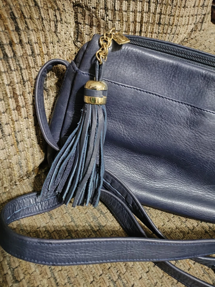 Bolso de hombro de cuero Tignanello bandolera borla suave encanto azul marino limpio  Foto 2 de 4