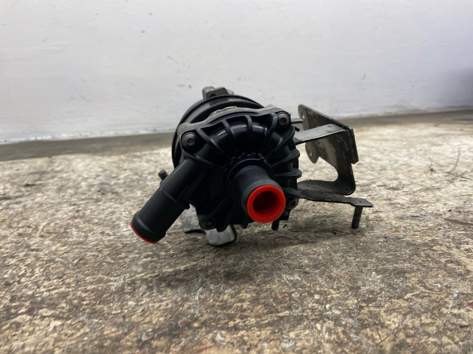 2013-2018 BENTLEY FLYING SPUR AWD 4.0L V8 AUXILIARY COOLANT WATER PUMP 8K0965567