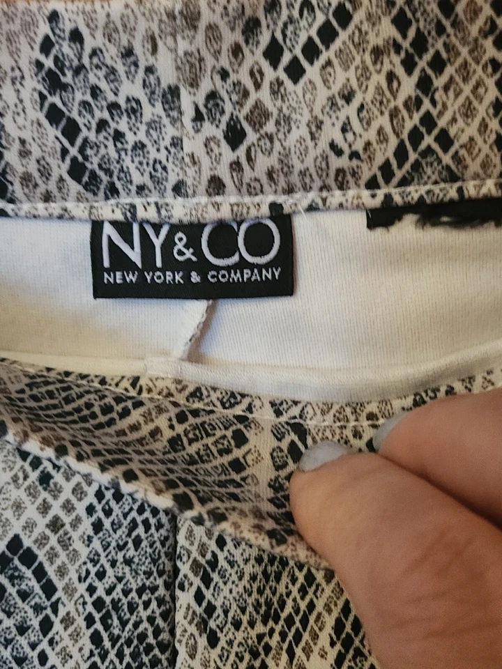 New York & Company Womens Size 1X Brown Animal Print Stretchable Waist NWOT  - Image 3 of 4