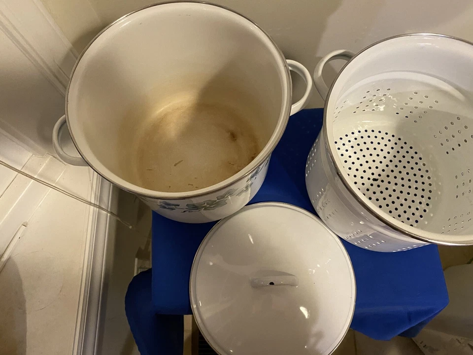 Vintage Callaway Pattern Enamelware Stock Pot, Strainer and Lid - Image 3 of 3