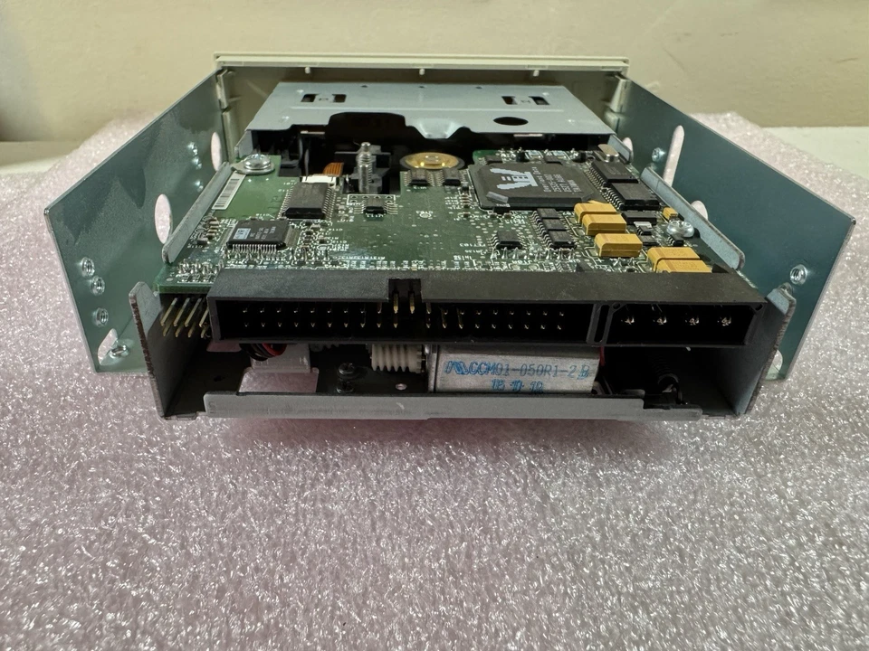 Quantum Travan STT3401A 3.5" 40 Data Tape Drive TD3100-801 W/ Bracket - Image 3 of 4