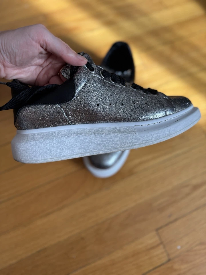 Zapatillas McQueen negras brillantes para mujer 8,5 Foto 2 de 4