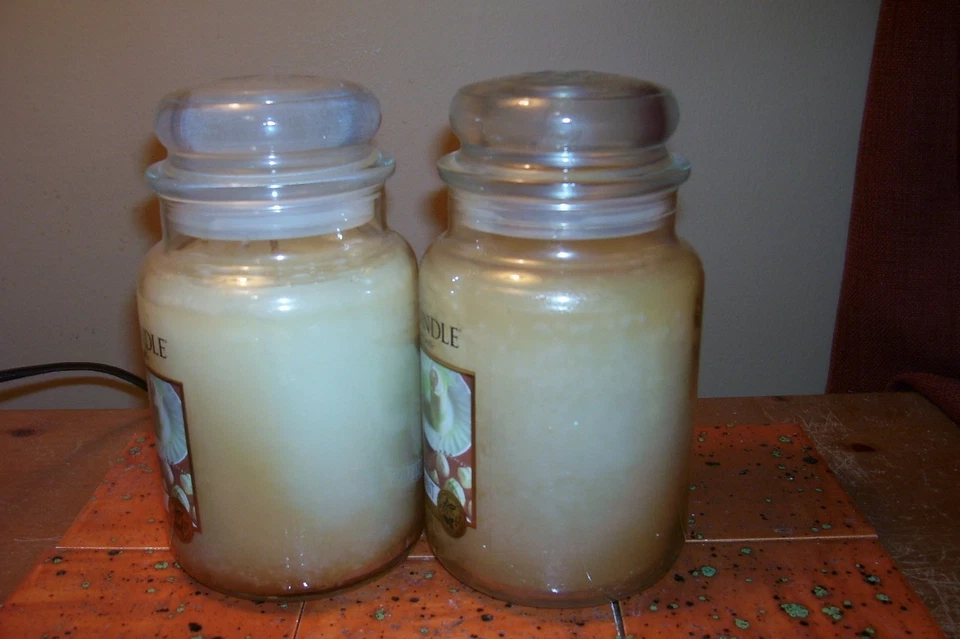 yankee candle 2-22oz JARS WHITE CHOCOLATE MINT + 3 ORIGINAL TARTS - Image 4 of 4