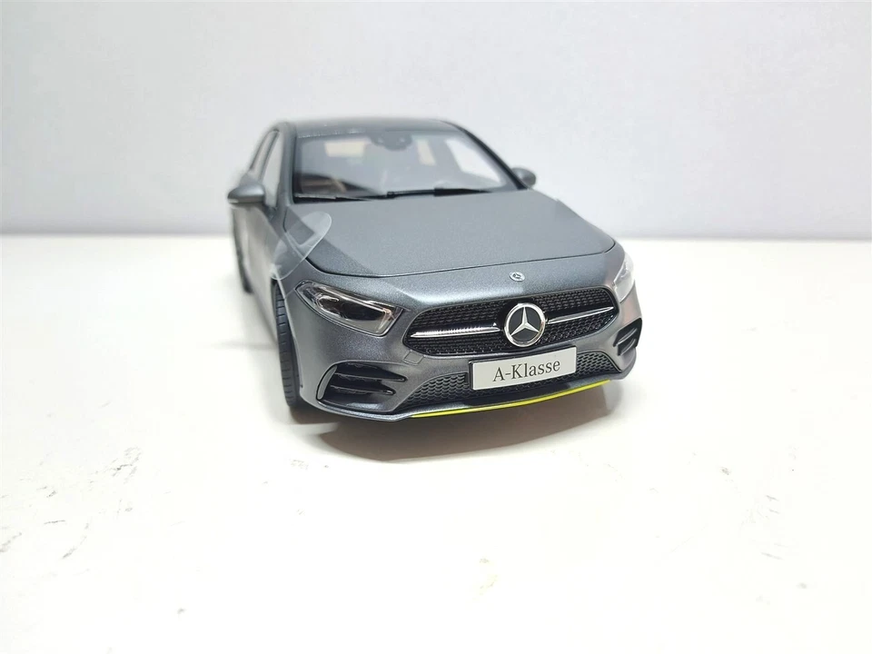 Mercedes-Benz Klasse A W177 Grigio opaco del 2018 - 1/18 Norev - Immagine 2 di 4