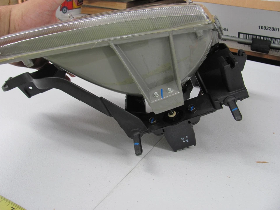 Cápsula de faros delanteros izquierdo NOS GM 10368389 1997-2005 Venture Montana Foto 4 de 4