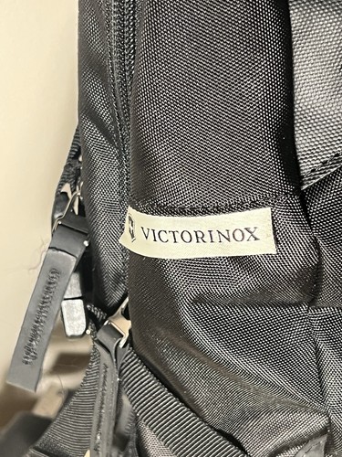 Victorinox Luggage Altmont 3.0 Slimline Deluxe Laptop Backpack w Tablet Pocket - Picture 2 of 5