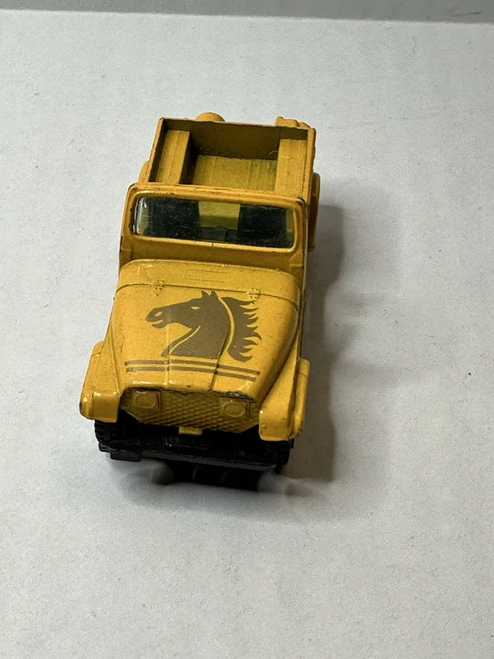 Jeep CJ-7 Yatming #1608 (sin tapa) amarillo con cabeza de caballo en capó escala CJ7 1/64 Foto 2 de 4