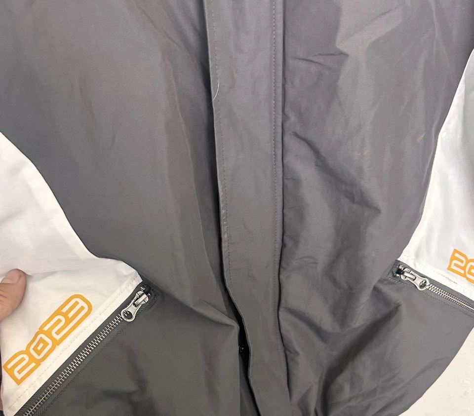 Chaqueta de bombardero 2023 F1 Formula 1 Grand Prix gris con licencia para hombre pequeña Foto 3 de 4