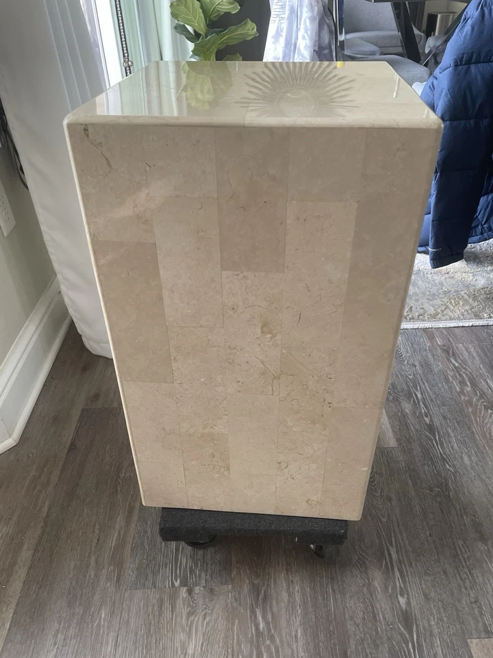 Pedestal de mármol doblado Foto 2 de 3