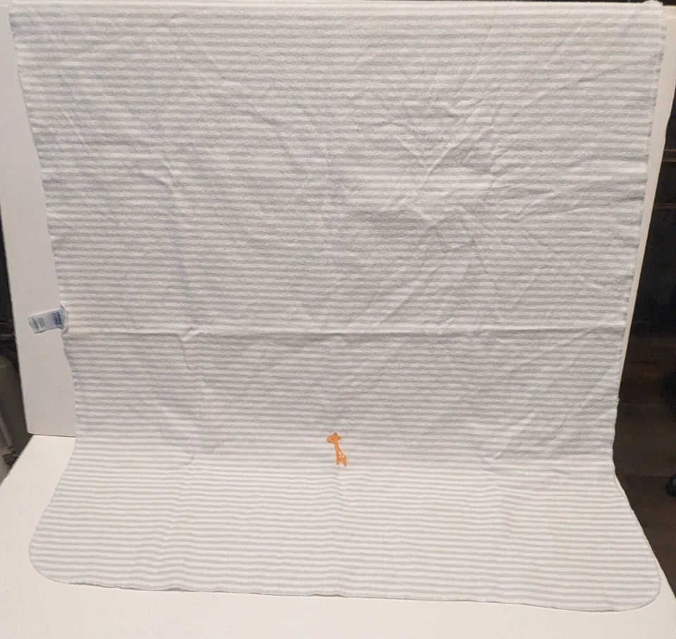 Manta bebé Child of Mine de Carter's Giraffe franela recepción rayas grises  Foto 3 de 4