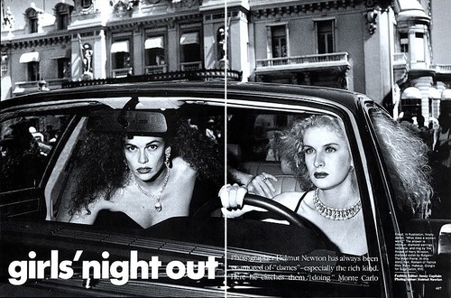 1989 Helmut Newton moda 6 páginas editorial de revista - Girls' Night Out - Imagen 2 de 3
