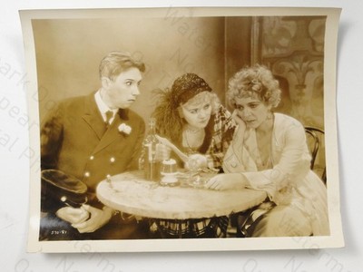 Filmstill Mann 2 Frauen Cafe Tisch The Runaway MGM um 1930