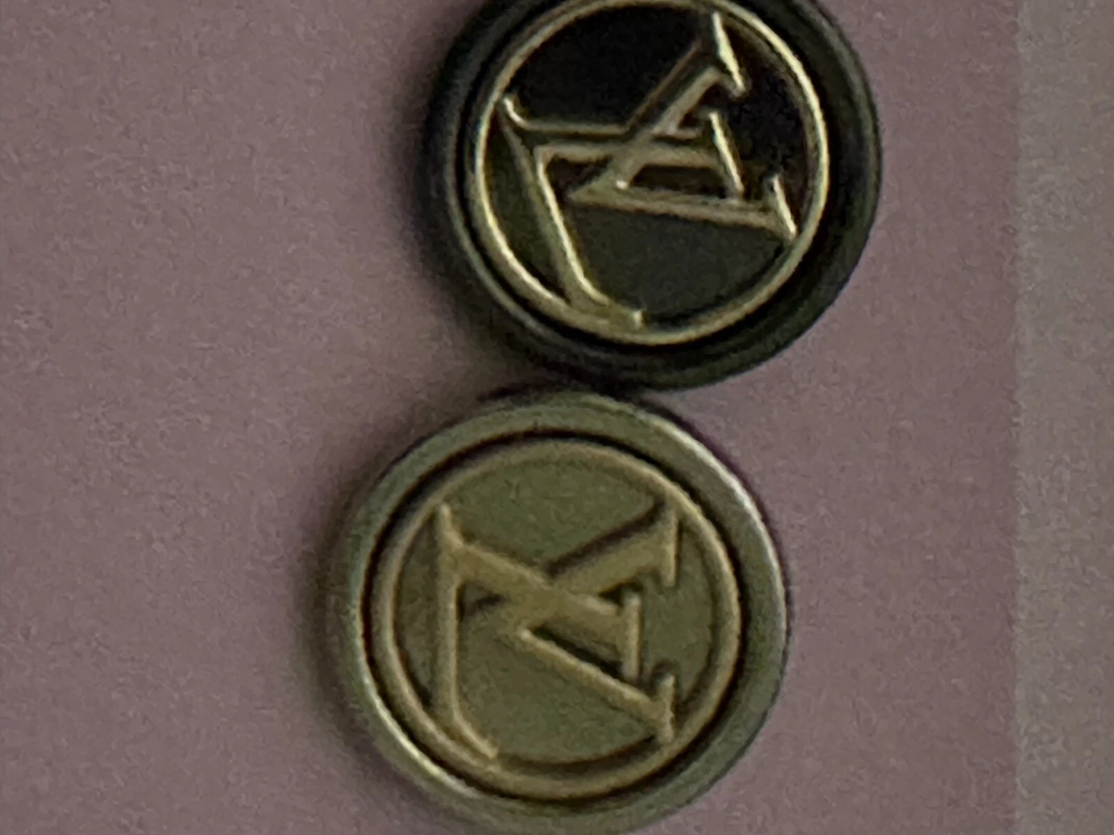 LOUIS VUITTON（LV） COPPIA BOTTONI VINTAGE LOUIS VUITTON LV 23mm 2pz metallizzati oro su argento LOOK