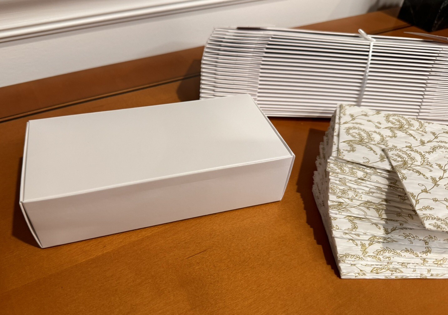 1 lb. 25 White Candy Fudge Boxes w/ Pads 7-1/8 × 3-3/8 × 1-7/8