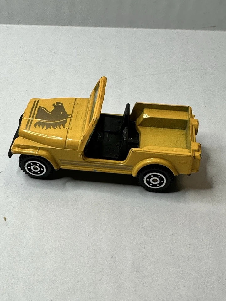 Jeep CJ-7 Yatming #1608 (sin tapa) amarillo con cabeza de caballo en capó escala CJ7 1/64 Foto 3 de 4