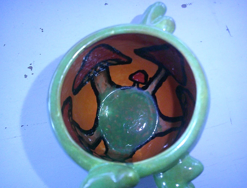 Caneca de Café Monstro Extravagante Cogumelo Funky Funky 'Blob' Verde Feita à Mão - Exclusiva - A4 - Imagem 4 de 4