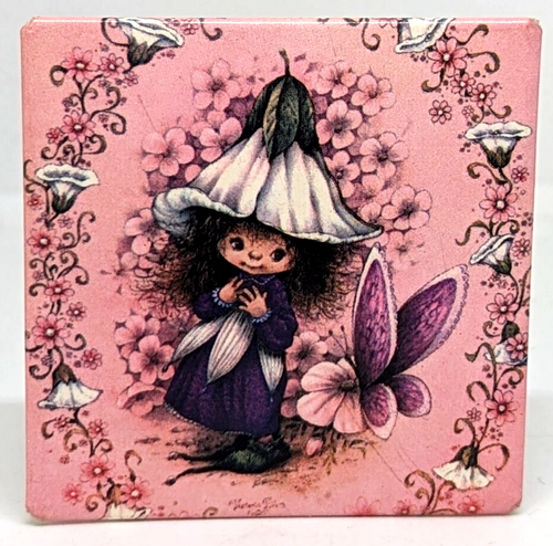 Vintage Victoria Pflaume Buch Blume Figur 1980er Anstecker Pin (P2607)